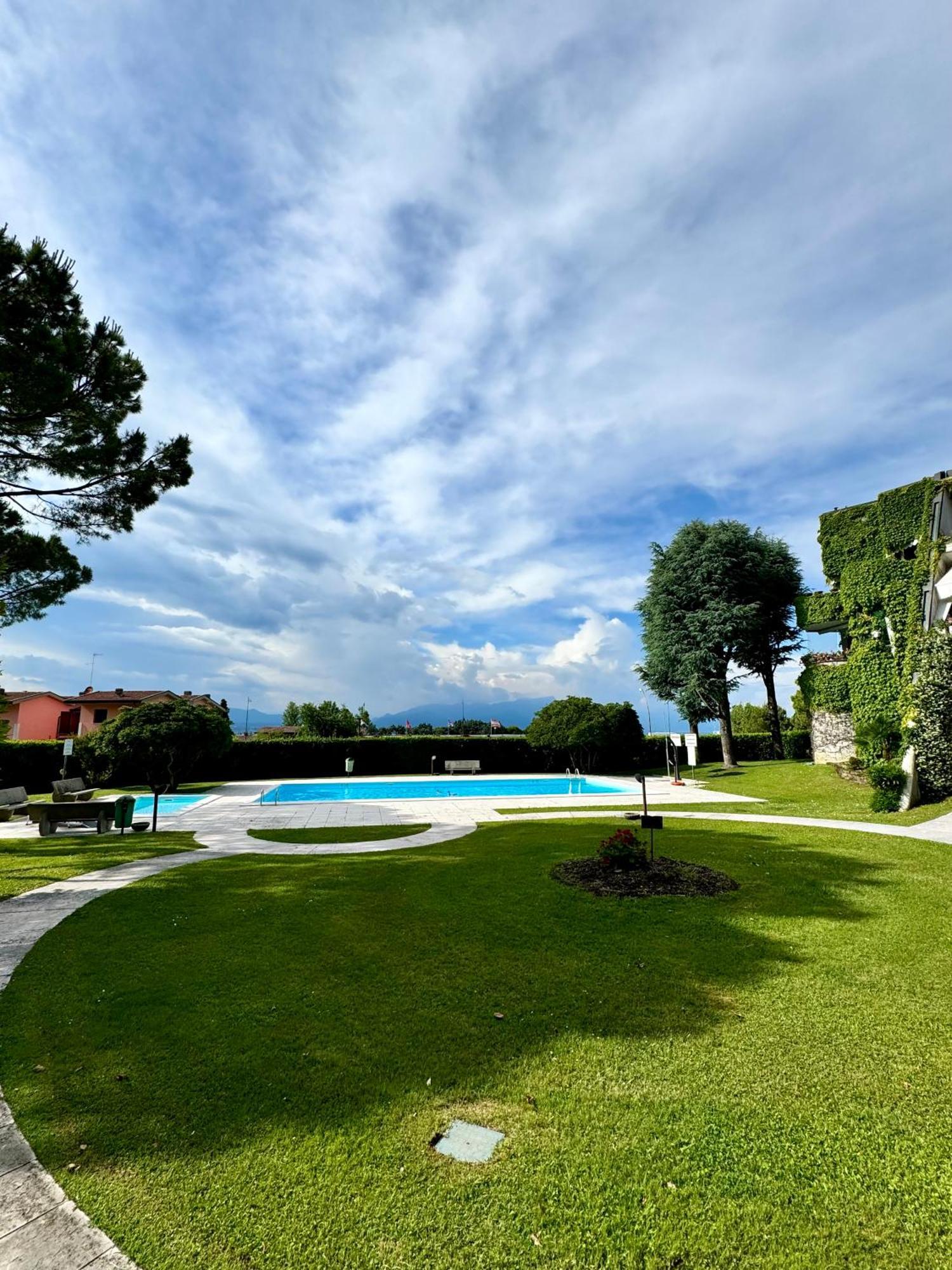 Amazing Residence Lake View Desenzano Desenzano del Garda Exterior photo