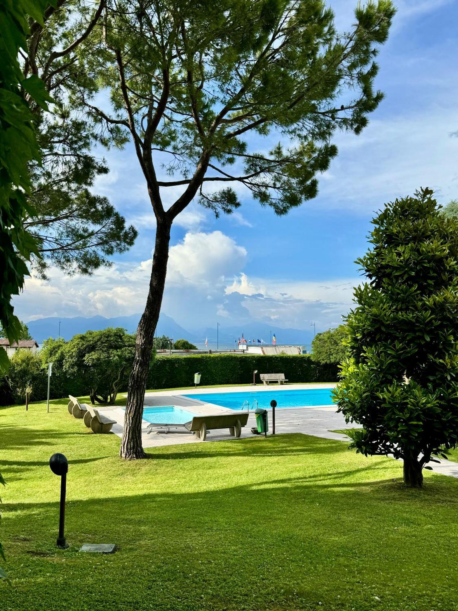 Amazing Residence Lake View Desenzano Desenzano del Garda Exterior photo