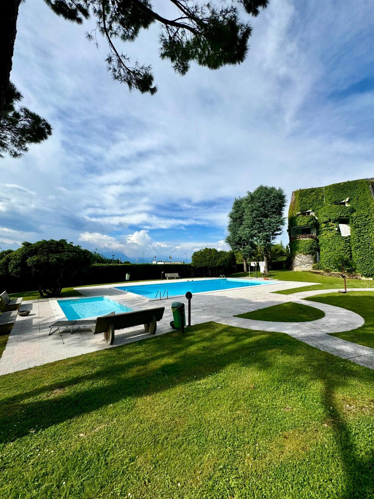 Amazing Residence Lake View Desenzano Desenzano del Garda Exterior photo