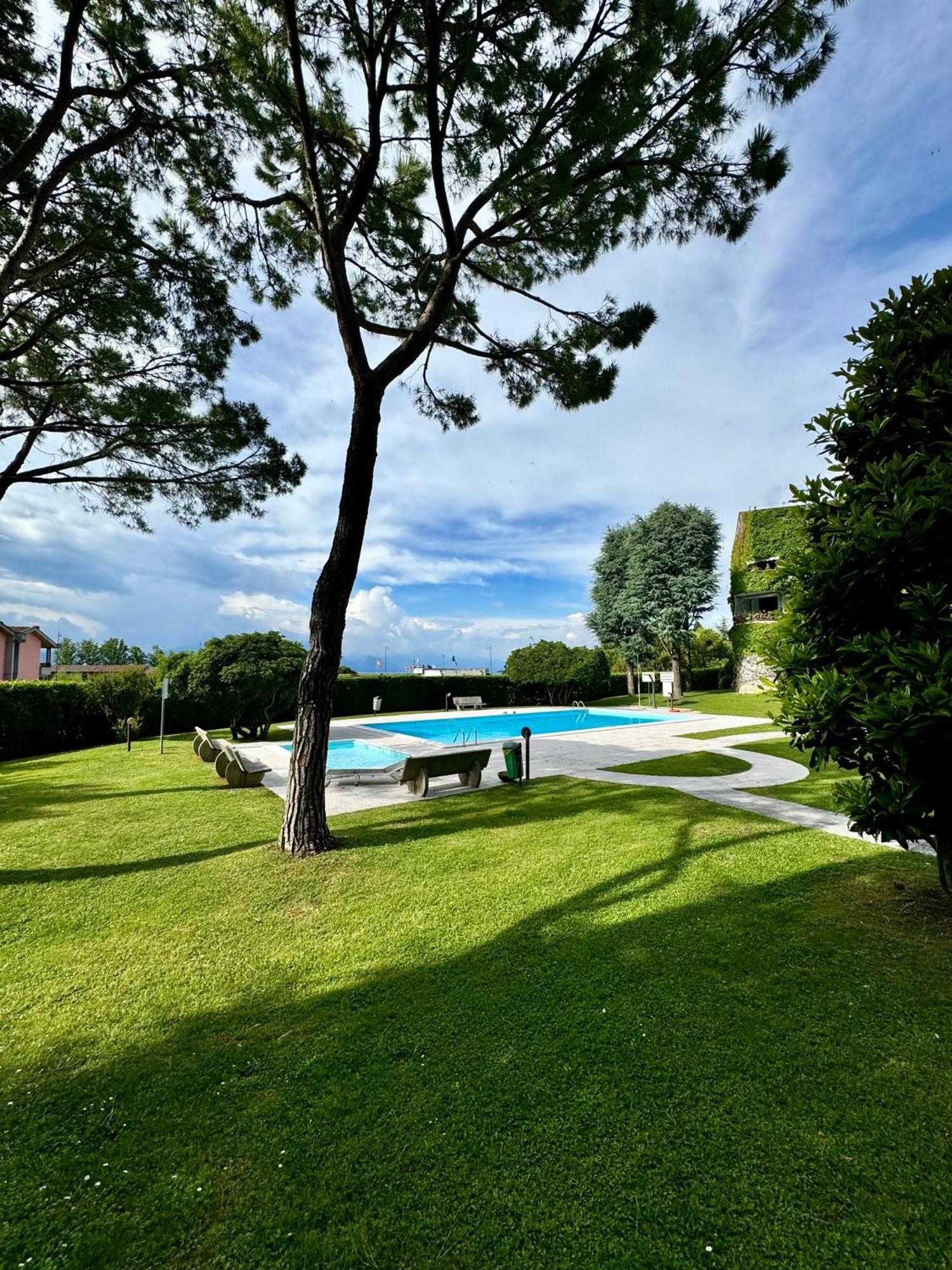 Amazing Residence Lake View Desenzano Desenzano del Garda Exterior photo